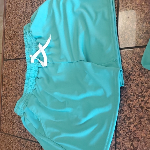 Short set - Picture 3 of 3